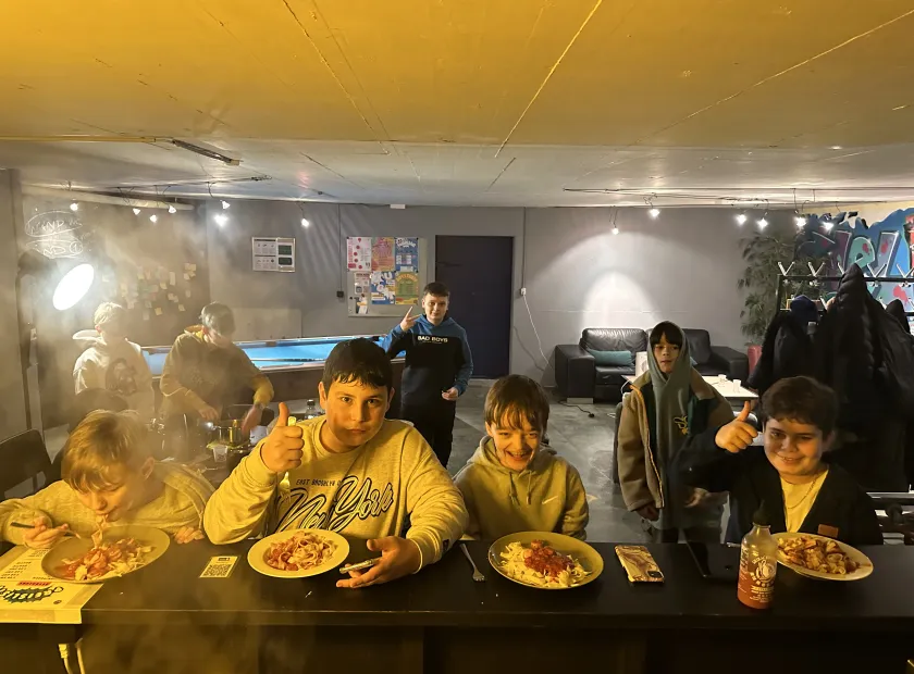 Boystreff_Junge_am_Essen